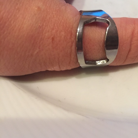 🍺 Awesome Metallic Unisex bottle opening ring! - Picture 3 of 7